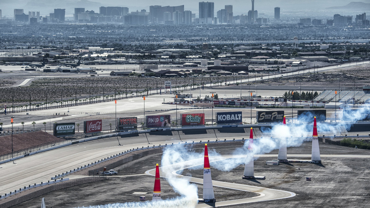 Podczas siódmego przystanku Mistrzostw Świata Red Bull Air Race w Las Vegas zwyciężył Pete McLeod. O jego pierwszym w tegorocznej serii triumfie zadecydował świetny wynik z kwalifikacji – finałowe rundy zostały przerwane przez porywisty wiatr. Do końca tegorocznej rywalizacji Red Bull Air Race pozostał już tylko jeden wyścig, tymczasem klasyfikacja generalna ponownie uległa zmianie – po rywalizacji w Las Vegas prowadzenie objął Nigel Lamb z Wielkiej Brytanii.