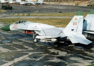 Avion Su-27 na aerodromu na Krimu