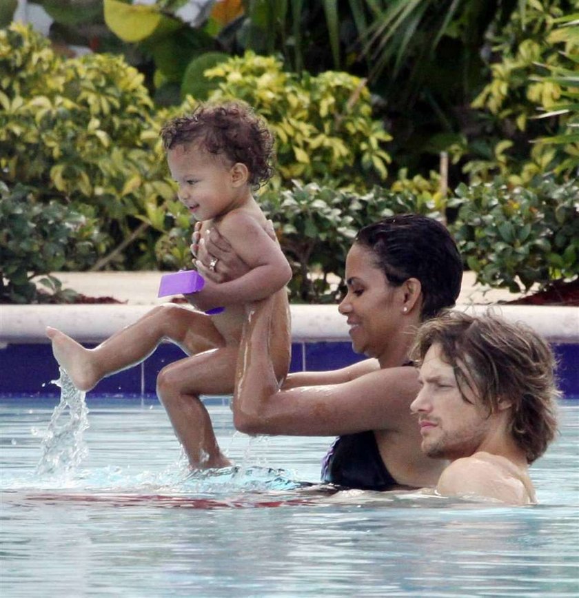 Halle Berry ma kłopot z ojcem swojej córeczki. Halle Berry nie może poznać córeczki z Olivierem Martinezem