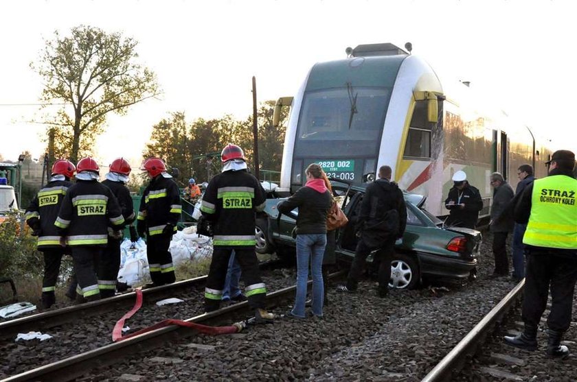 Rodzice zginęli na przejeździe. Synowie przeżyli