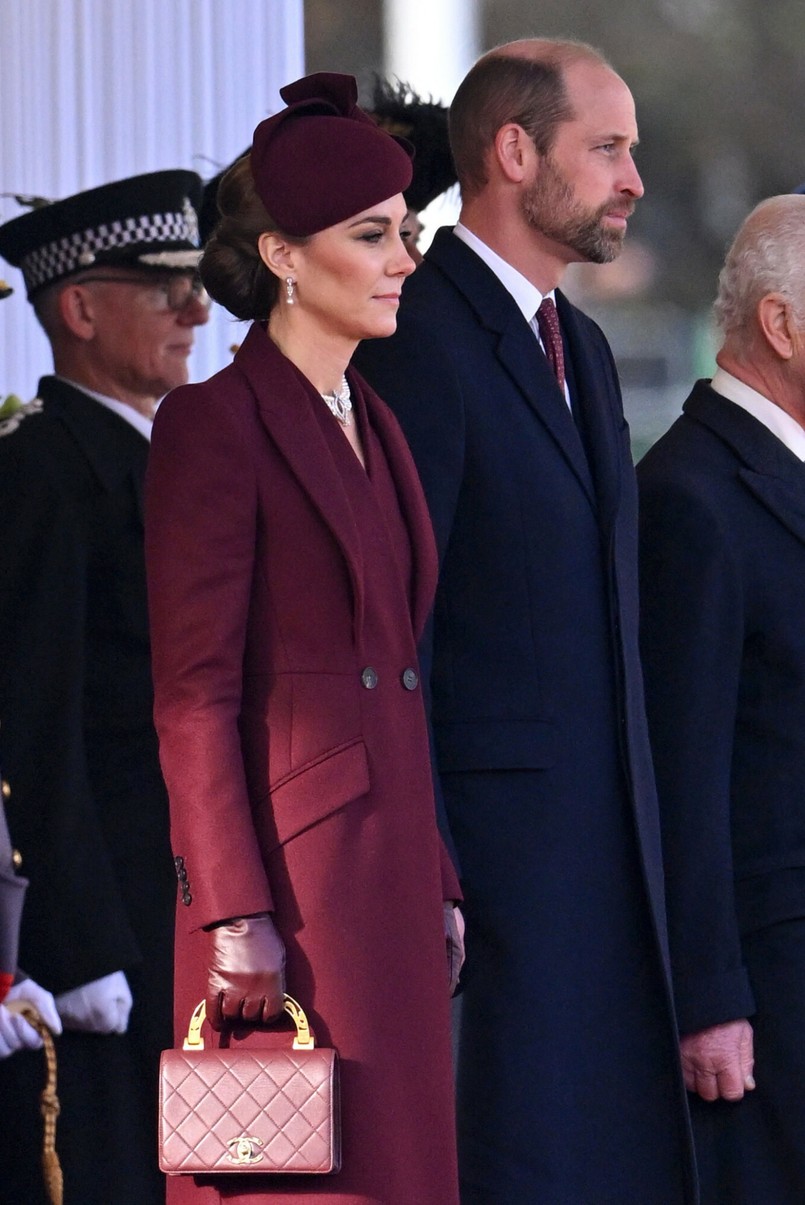 Księżna Kate z bordową, pikowaną torebką marki Chanel
