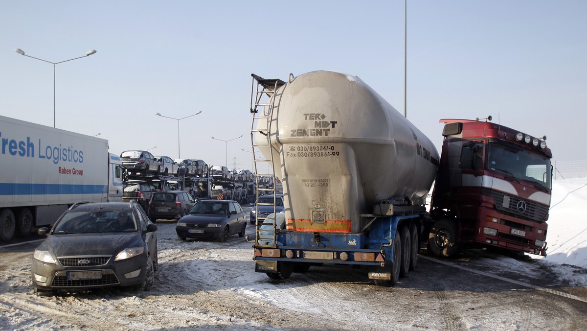 Co najmniej 40 aut zderzyło się dzisiaj rano w karambolu na autostradzie A4 w Gliwicach - poinformował rzecznik gliwickiej policji podkomisarz Marek Słomski. Zginęły dwie osoby, pięć osób z ciężkimi obrażeniami trafiło do szpitala. - Samochody nagle wjeżdżały w gęstą mgłę, wpadały w poślizg, auta robiły, co chciały - relacjonował, powołując się na świadków zdarzenia, reporter TVN 24 Jerzy Korczyński.