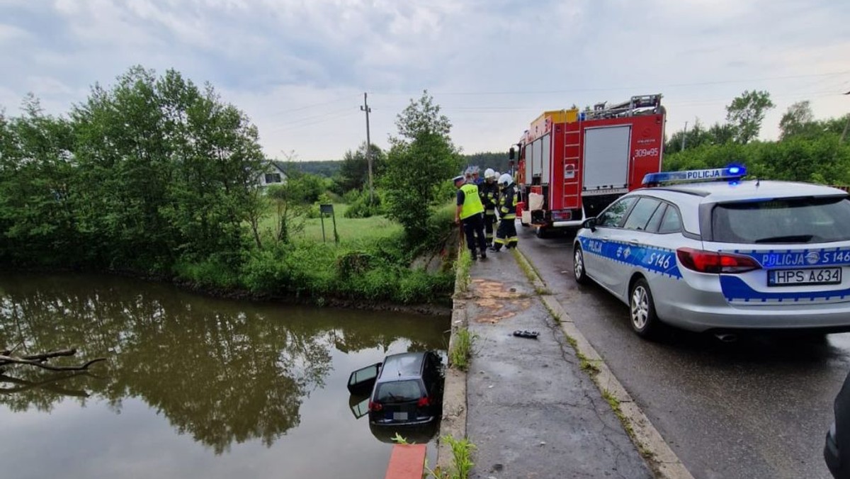 Suków. Niecodzienny widok. Kobieta wjechała autem do rzek [ZDJĘCIE]