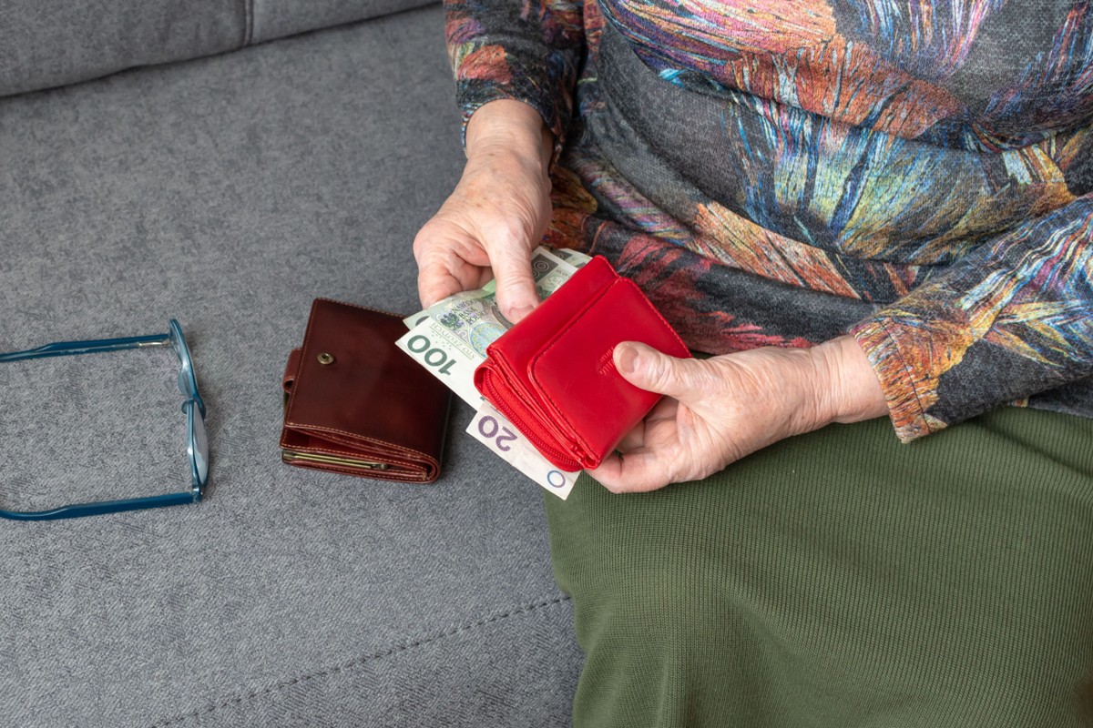 ZUS wypłaca 500 plus seniorom. Jednak nie wszyscy mogą dostać świadczenie. Sprawdź, jakie warunki trzeba spełnić