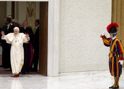 Gołębie wystartowały z papieskiego okna. Jeden nie chciał