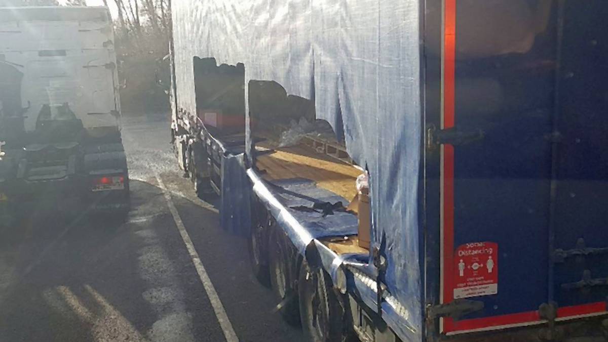 Z ciężarówki stojącej na parkingu przy autostradzie złodzieje ukradli 22 palety z transportem odzieży