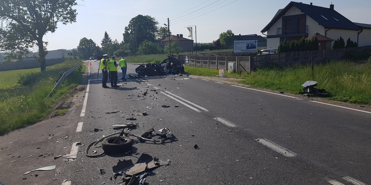 Tragedia w Strzelcach Małych. Z auta została miazga