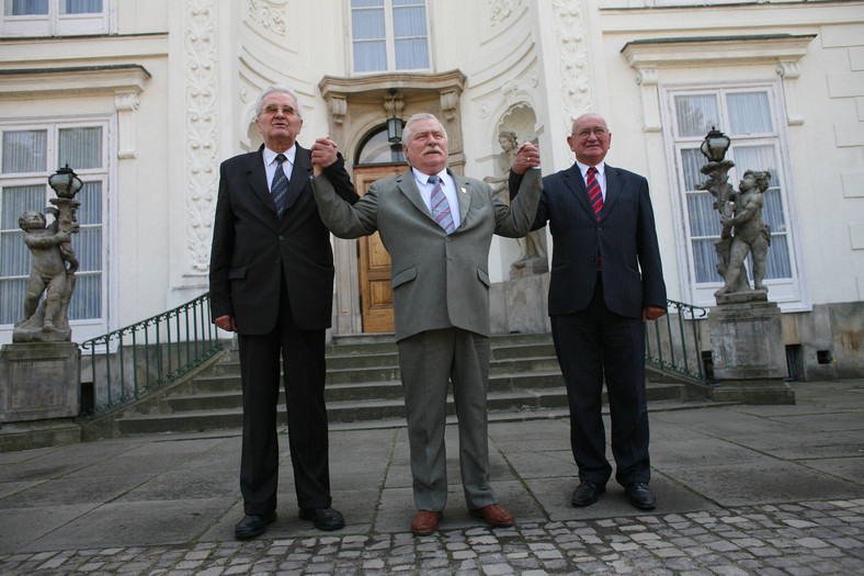 Były przewodniczący SD Jerzy Jóźwiak, były prezydent Lech Wałęsa i były przewodniczący ZSL Roman Malinowski podczas spotkania w Łazienkach Królewskich w 20. rocznicę podpisania porozumienia