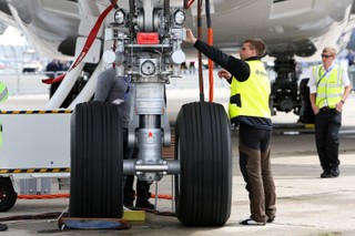 Nowy system tankowania samolotów nie oznacza obniżki cen biletów