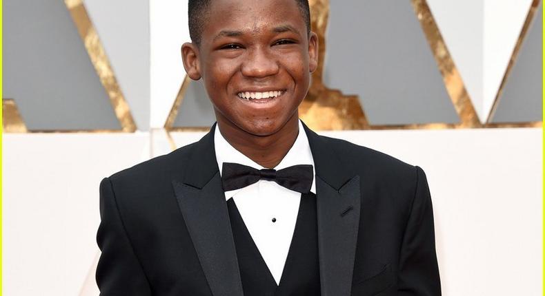 Abraham Attah gives thumb up on the 2016 Oscars red carpet