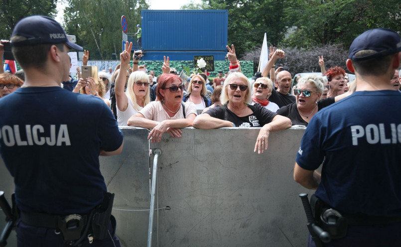 Demonstracja przeciw zmianom w sądownictwie zorganizowana została m.in. przez Obywateli RP, Ogólnopolski Strajk Kobiet i Komitet Obrony Demokracji.