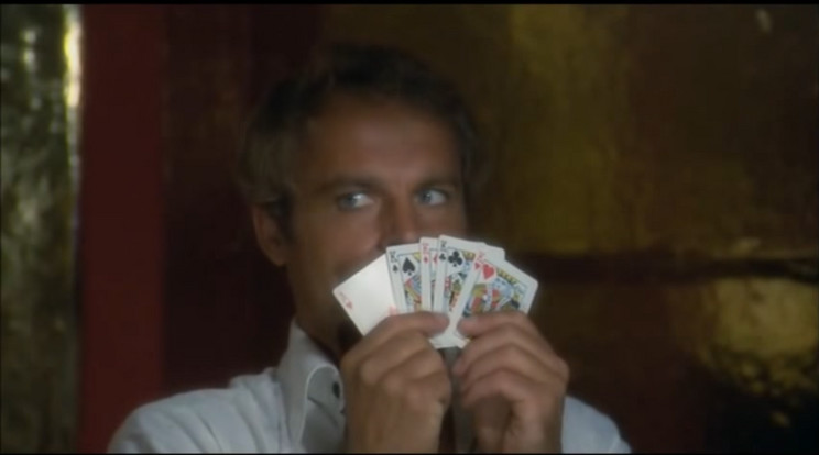 A színész egyik kedvenc időtöltése a póker, számos filmjében játszott hamiskártyást, mint például az És megint dühbe jövünkben