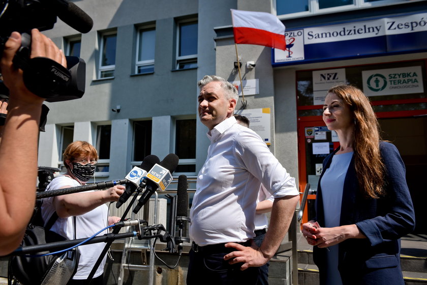 Robert Biedroń po wyjściu z lokalu wyborczego