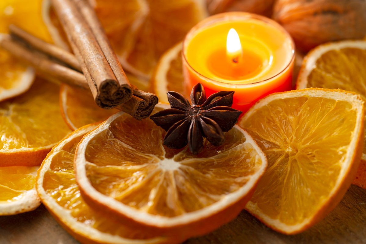pomarańcza goździki świeca cynamon