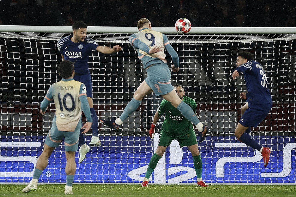Erling Haaland uderza piłkę głową na bramkę Paris Saint-Germain