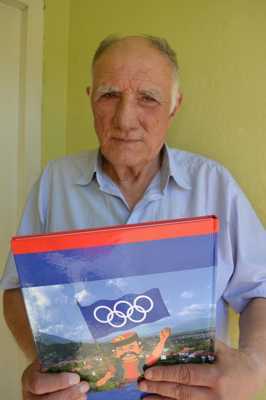 Turanjanin sa monografijom Nevesinjske olimpijade u rukama