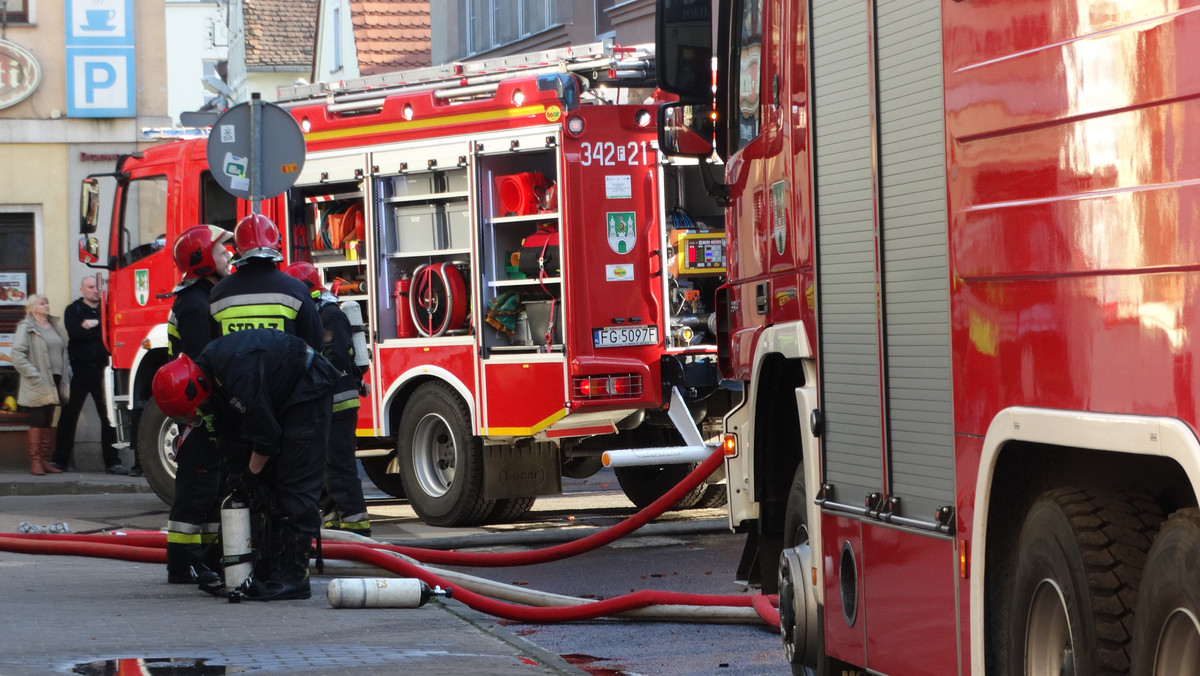 Płonie kamienica w centrum Zielonej Góry, jak informuje Radio Zet. Ewakuowany już sześć osób, a na miejscu pracuje 17 zastępów straży pożarnej.