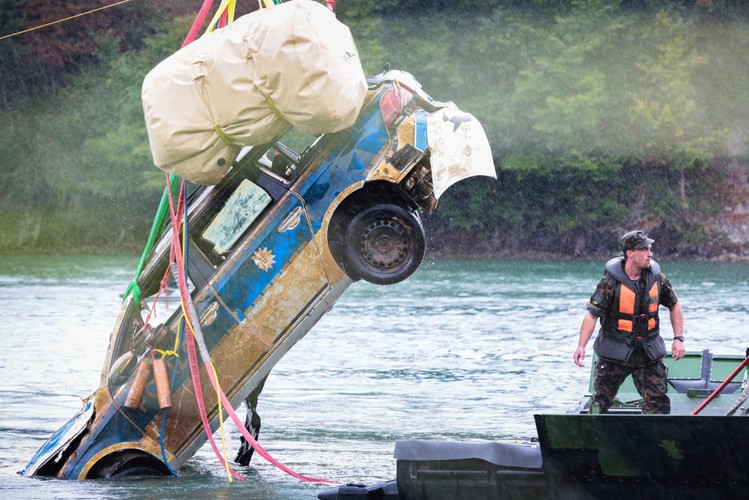 Radiowóz policji wyłowiony z rzeki