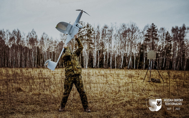 Żołnierz WOT podczas wypuszczania drona FlyEye