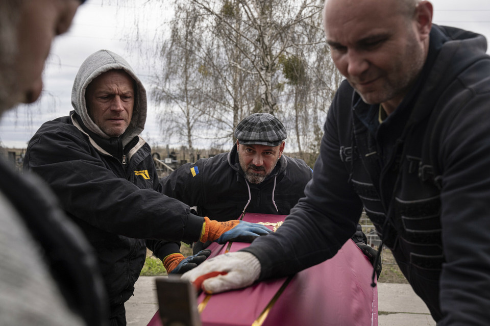 Wład Minczenko pomaga zamknąć trumnę Stanisława Berestniewa, który zginął podczas rosyjskiej inwazji