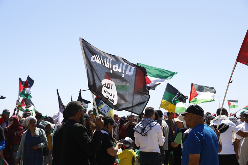 Flaga ISIS podczas protestów w Kapsztadzie, RPA, 12 listopada 2023 r.