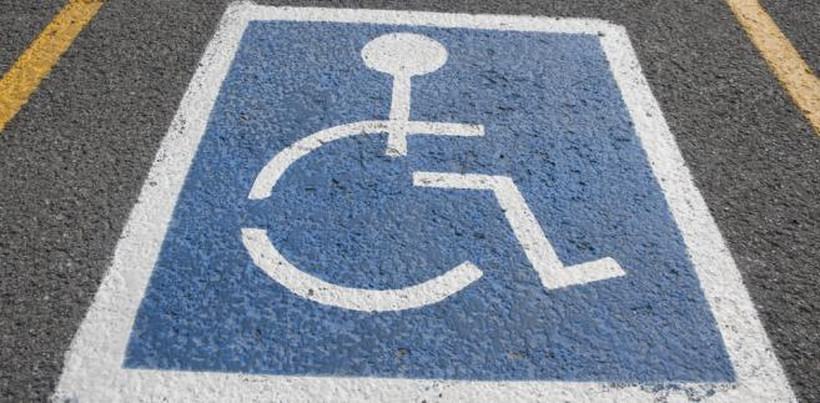 W ciągu roku od wprowadzenia nowych kryteriów uzyskiwania kart parkingowych powiatowe zespoły ds. orzekania o niepełnosprawności wydały 212,5 tys. takich dokumentów.