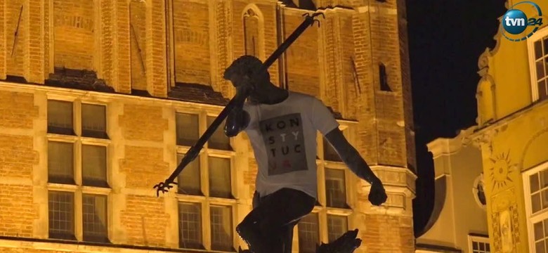 Koszulka z "Konstytucją" na Neptunie w Gdańsku. Szef Solidarności: Niech Adamowicz...