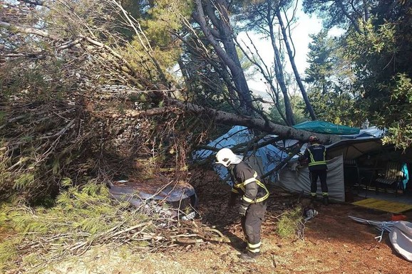 (FOTO) PIJAVICA OPUSTOŠILA TURISTIČKO MESTO U HRVATSKOJ! Ima teško povređenih, jedna osoba operisana: Nevreme čupalo drveće iz korena