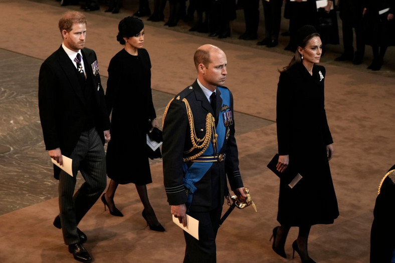 Książę Harry i księżna Meghan trzymają się za ręce, podczas gdy książę William i księżna Catherine utrzymują między sobą dystans (14.09.2022)