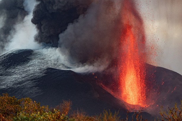 epaselect epa09547865 A view of Cumbre Vieja volcano during another day of eruptions in La Palma, Canary Islands, Spain, 26 October 2021. The Cumbre Vieja volcano has been erupting since 19 September 2021. EPA/MIGUEL CALERO Dostawca: PAP/EPA.