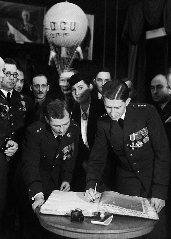 Warszawa, 24 września 1936. Por. Brenk (z lewej) i kpt. Janusz wpisują się do księgi pamiątkowej podczas spotkania w Zarządzie Głównym LOPP.