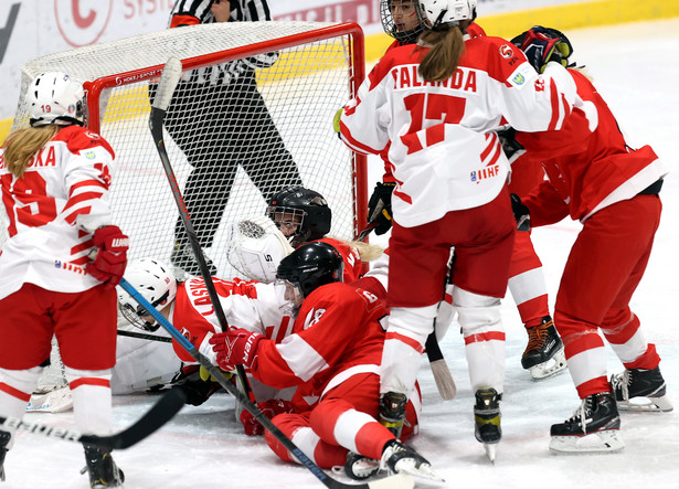 Sytuacja podbramkowa podczas pierwszego meczu turnieju prekwalifikacyjnego kobiet grupa H do XXIV Zimowych Igrzysk Olimpijskich hokejowych reprezentacji Polski i Turcji, na lodowisku im. Braci Nikodemowiczów