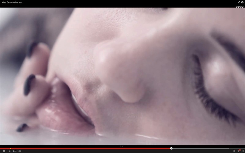 Miley Cyrus w klipie do piosenki 'Adore You'