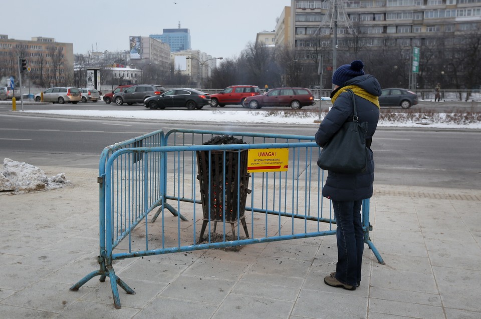 Koksownik na przystanku autobusowym na Placu na Rozdrożu 