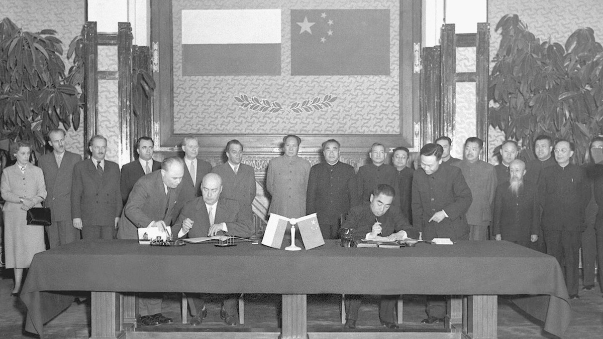 Premier Józef Cyrankiewicz oraz premier ChRL Zhou Enlai podpisują wspólne oświadczenie, 11 kwietnia 1957 r.