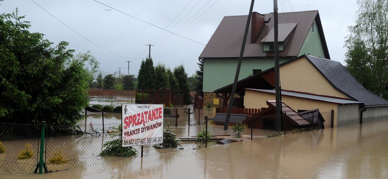 Podtopione domy i zerwane mosty. Rząd uspokaja: Sytuacja się poprawia [ZDJĘCIA]