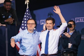 Pete Buttigieg (z prawej) i jego partner Chasten Glezman