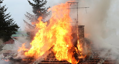 Piorun uderzył w dom jednorodzinny w Lesznie. Doszło do pożaru. Reanimowano 96-latkę