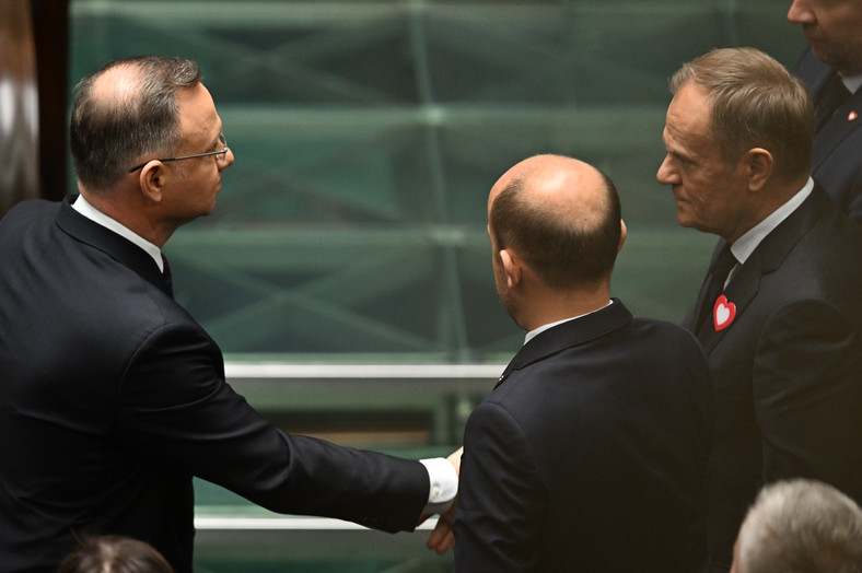 Prezydent Andrzej Duda, przewodniczący PO Donald Tusk oraz wiceprzewodniczący PO Borys Budka na sali sejmowej w Warszawie, 13 listopada 2023 r.