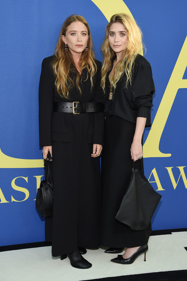 Firma odzieżowa sióstr Mary-Kate i Ashley Olsen od samego początku istnienia działała bez gwałtownych ruchów. Siostry stosowały metodę małych kroków, nie urządzały wielkich pokazów mody, nie zatrudniały gwiazd do kampanii reklamowych. Ba! Ich jeden z pierwszych produktów - biała koszulka - była pozbawiona jakichkolwiek metek lub znaczników producenta. A i tak stała się hitem. Produkty, które dostępne były pod marką The Row znalazły miliony klientów, które pokochały minimalistyczne kroje, oversize'owe swetry, gustowne spodnie, płaszcze i wiele innych. Bliźniaczkom udało się nawiązać współprace z sieciami handlowymi, dzięki czemu ich stroje trafiły pod strzechy. A jednocześnie bardzo chętnie pojawiają się w nich gwiazdy.