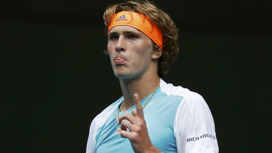 Australian Open: Dostało się rakiecie, ale pomogło. Alexander Zverev gra dalej