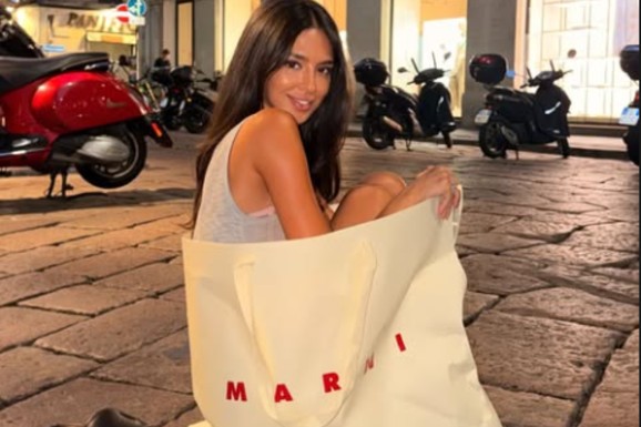 ŠOK NASRED ULICE Đina Džinović se slikala u kesi - I ne, nije šala! Prolaznici u neverici (FOTO)