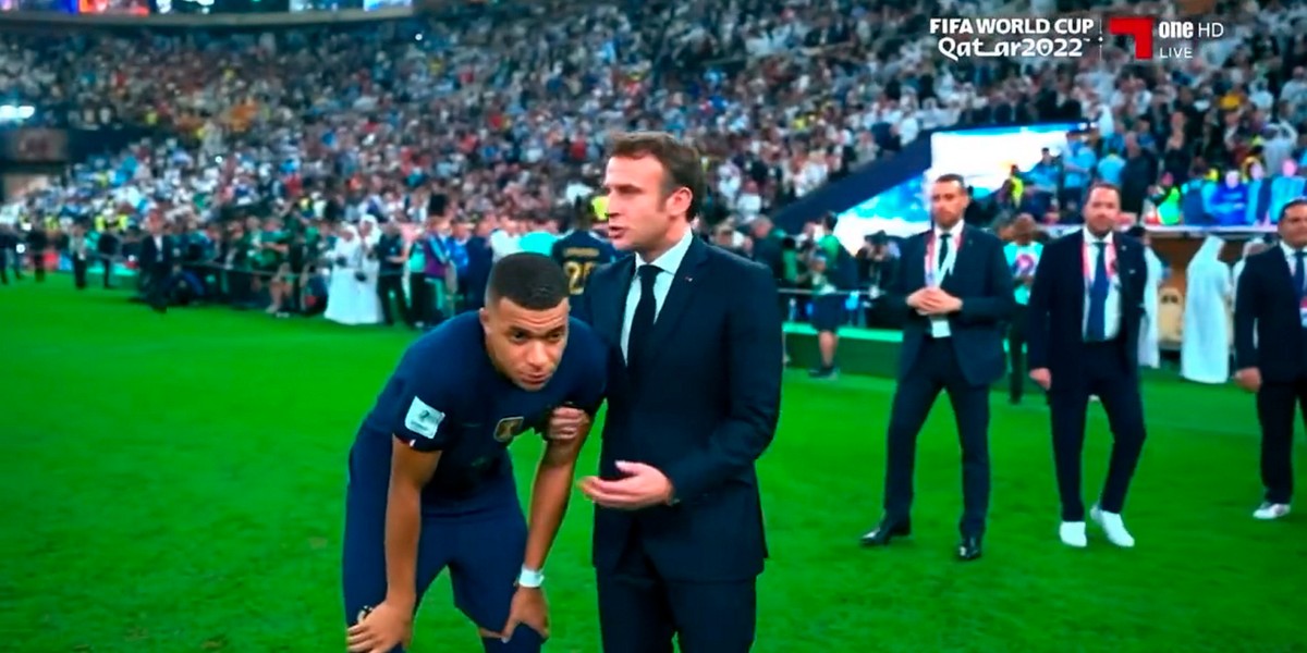 Emmanuel Macron starał się pocieszyć Kyliana Mbappe. Średnio mu to wyszło. 