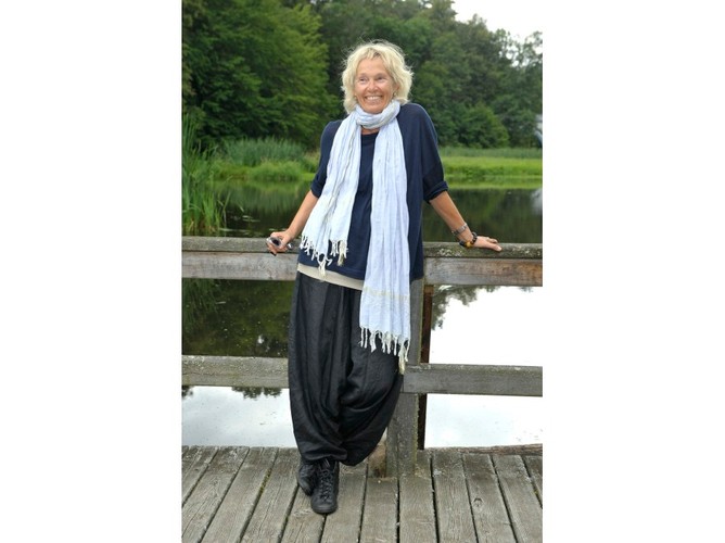 Spodnie z niskim krokiem też nie są jej straszne