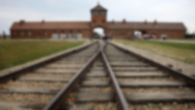 Muzeum Auschwitz apeluje, by nie pozować do zdjęć na torach