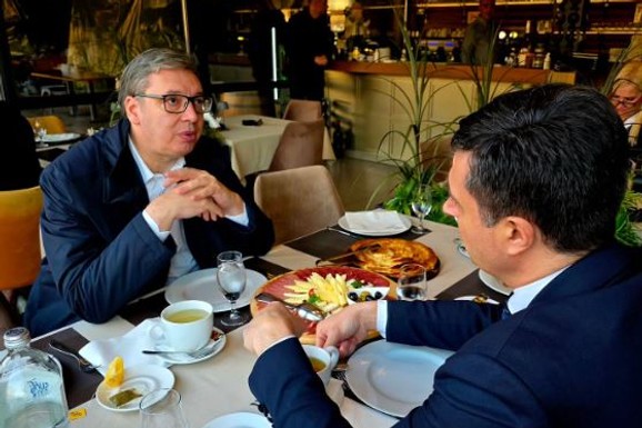 "JAKNU ĆU DA NOSIM NAREDNA TRI DANA" Vučić u Nišu: "Samo minut kasnije shvatio sam da su pečenica i pita sa sirom najbolji "čajevi" koje smo probali" (FOTO)