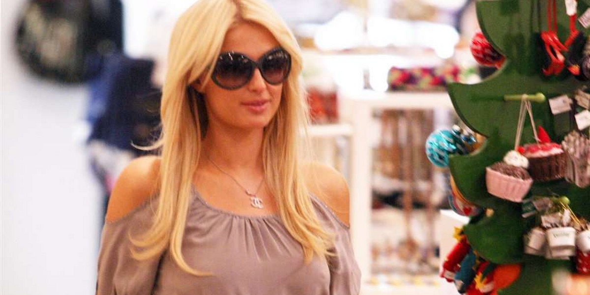 Paris Hilton robi świąteczne zakupy