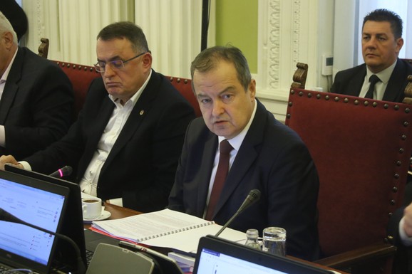 DAČIĆ I OPOZICIJA U KLINČU Ministar policije na sednici Odbora za odbranu rekao da je sačuvan mir u zemlji, Ponoš i Radovanović (ZLF) ga napadali zbog ćacilenda