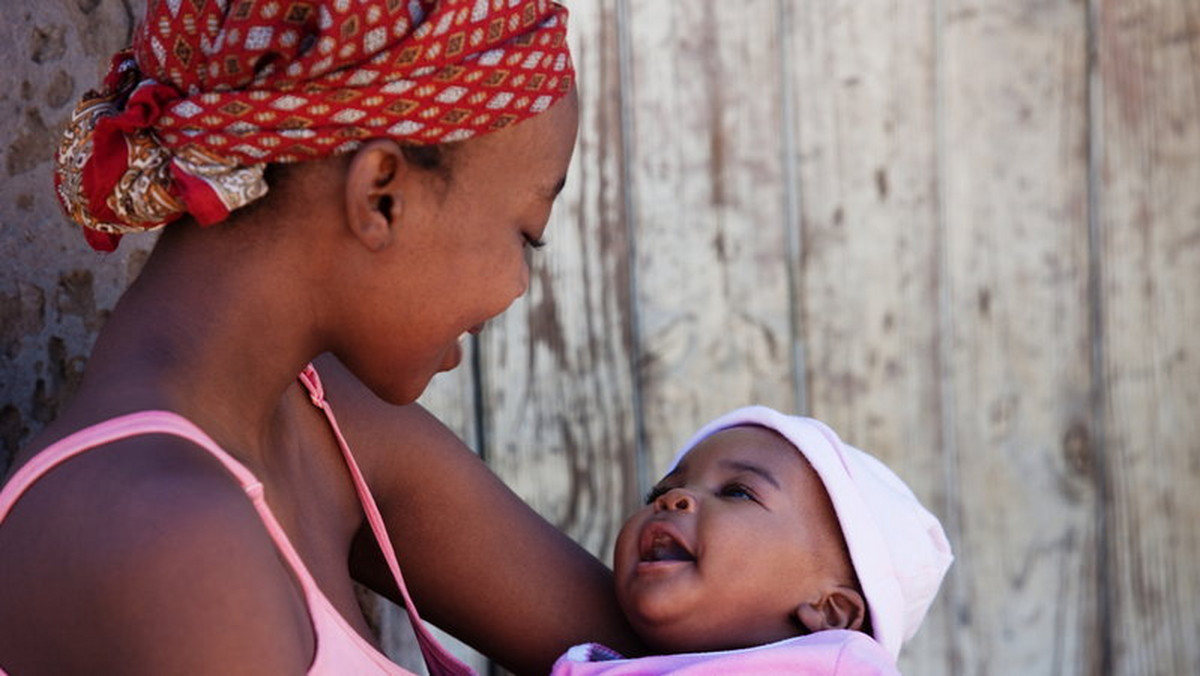 Każdego roku rodzi się około 1,5 mln dzieci, których matki są zakażone HIV; wiele z tych kobiet nie ma dostępu do odpowiedniej opieki medycznej, co skutkuje przenoszeniem wirusa na potomstwo – wskazuje UNICEF z okazji przypadającego we wtorek Dnia Matki.