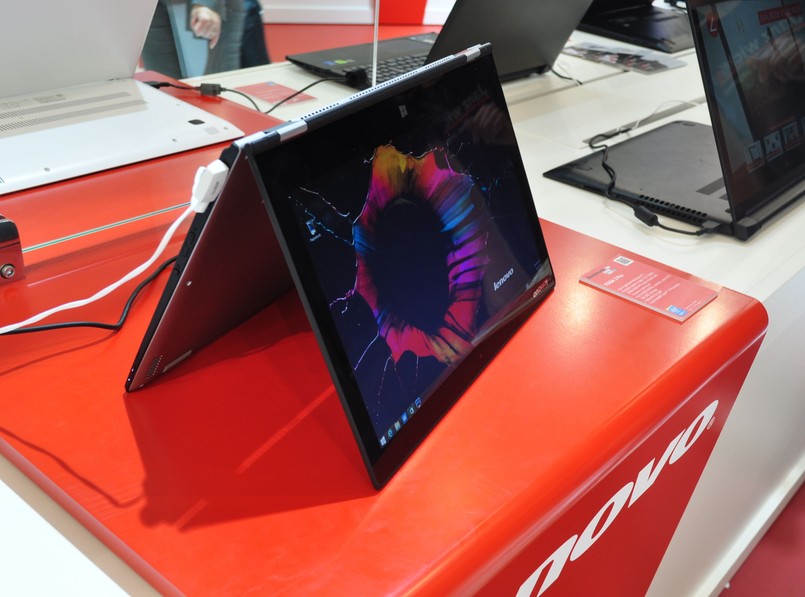 Lenovo pokazało nowy model laptopa hybrydowego Yoga, który łatwo zamienić w tablet.